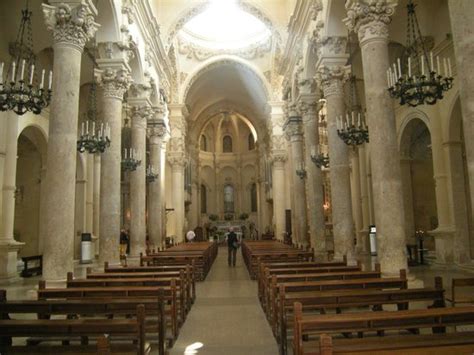 Tra essi una statua dell'immacolata. Interno basilica Santa Croce - Picture of Visite Guidate di Lecce, Lecce - TripAdvisor