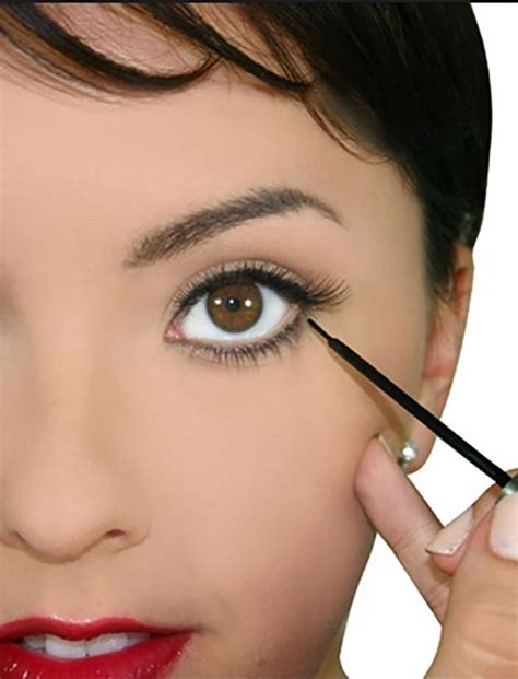 Learn how to apply liquid eyeliner in just 8 steps! 10 Winged Eyeliner Mistakes You Need To Avoid