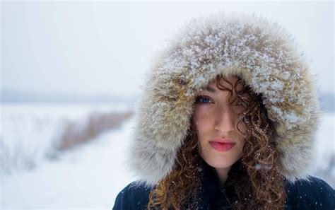fotos gratis al aire libre persona nieve frío invierno niña mujer cabello mirando