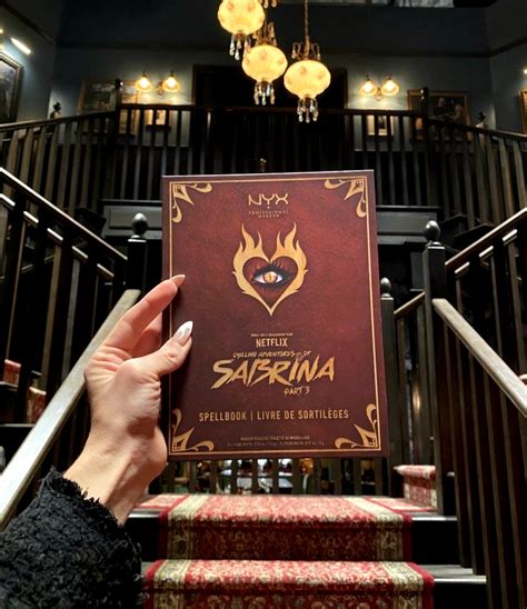 El mundo oculto de sabrina es una serie perteneciente al género de misterio disponible en la plataforma digital netflix desde el 26 de octubre de 2018. NYX y Netflix sacan línea de maquillaje inspirada en Sabrina