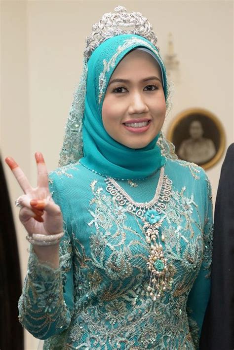 See more of prince 'abdul malik & pengiran anak isteri pengiran raabi'atul 'adawiyyah on facebook. Kisah Umie Dan Adli: Kenali Tengku Amalin