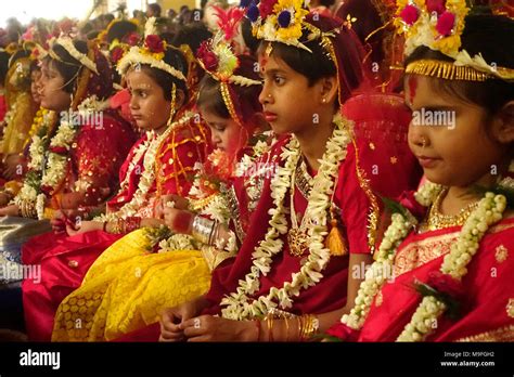 Kolkata India 25th Mar 2018 Girls Wait For The Ritual During The