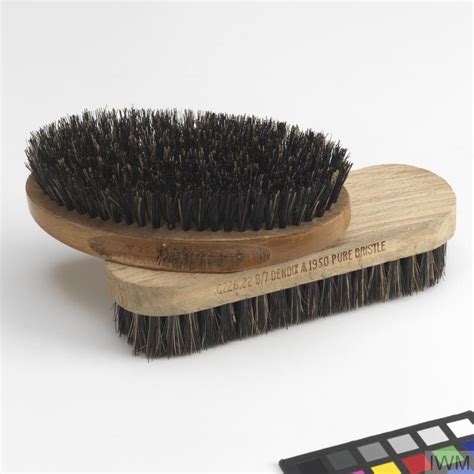 We have a huge range of brushes with natural bristles, made using sustainable materials including coconut husks and horse hair. Brush blanco British Army (EQU 4323)
