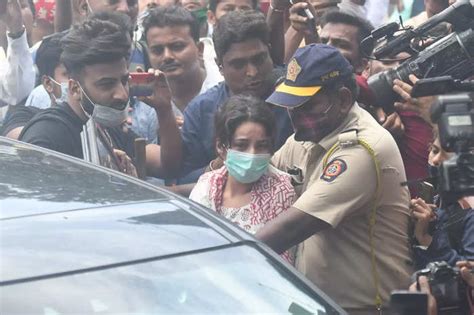 Sidharth Shukla Cremation Shehnaaz Gill Fellow Celebs Attend Ceremony