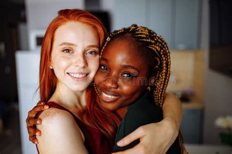 Dos Novias Lesbianas Jóvenes Divirtiéndose En Casa Foto De Archivo Imagen De Hermoso Afecto
