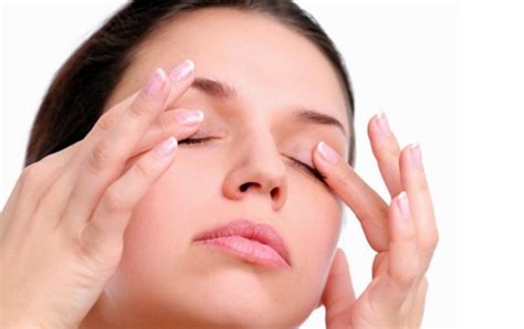 Bila anda memiliki gejala wajah bengkak, terutama setelah bangun tidur disertai gejala penyakit lainnya, segeralah berkonsultasi dengan dokter. Trik Untuk Mengatasi Mata Bengkak Secara Instan - Tampil ...