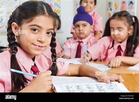Class Students Smiling Hi Res Stock Photography And Images Alamy