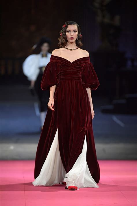 Dolce And Gabbana Alta Moda 2019 La Sfilata Allopera Di Milano Vogue