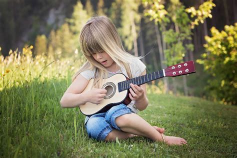 How Should Kids Learn To Play The Guitar Guitarras Alhambra