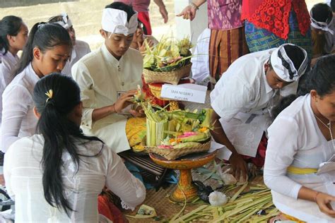 Bentuk Fungsi Dan Makna Banten Pejati Pada Upacara Keagamaan Hindu Di