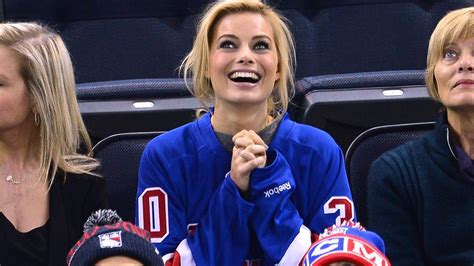 A Picture Of Margot Robbie Is Becoming A Hilarious Internet Meme For The Win