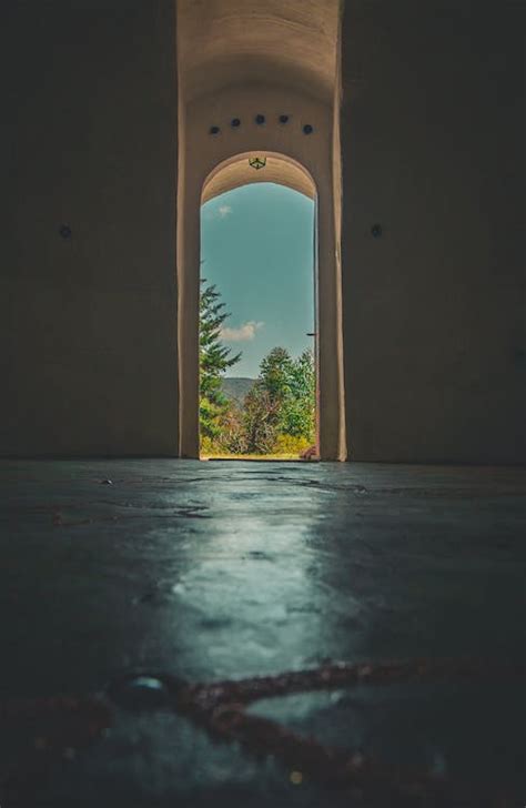 Vista De Una Puerta En Arco · Fotos De Stock Gratuitas
