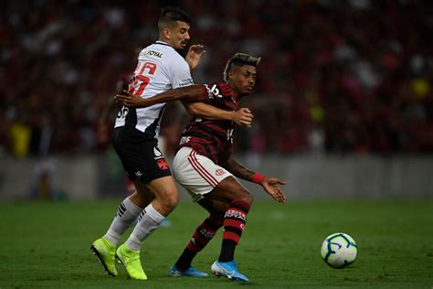 Flamengo is playing next match on 17 jun 2021 against athletico paranaense in brasileiro serie a.when the match starts, you will be able to follow athletico paranaense v flamengo live score, standings, minute by minute updated live results and match statistics. Flamengo x Vasco: histórico recente aponta superioridade ...