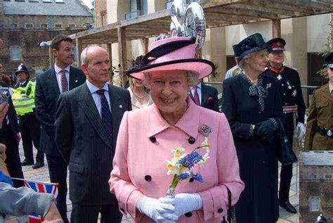 Platinum Jubilee Queen Elizabeth Ii Makes A Surprise Appearance