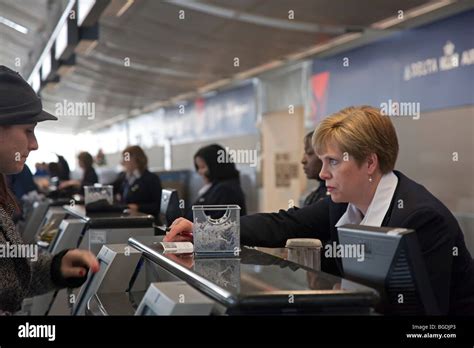 Ticket Counter at Detroit Metro Airport Stock Photo - Alamy