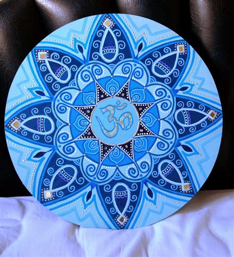 Om and his mother are of very conservative taste, when it comes to wearing clothes, however, the sister is not. Mandalas Om Shanti Om: CRISTAL