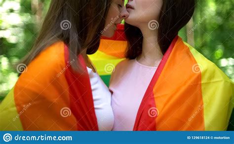 Zwei Lesben Eingewickelt In Der Regenbogenflagge Allgemeine Demonstration Der Liebe Lgbt