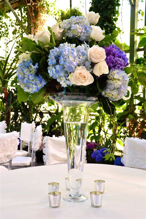 Tall Centerpiece With Blue Hydrangea And Vendella Roses Inspiración