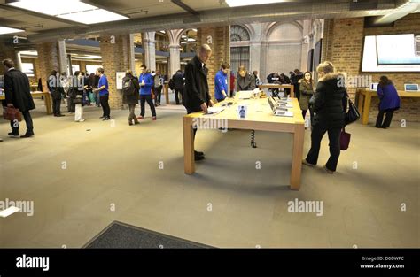 Apple Store In Covent Garden London England Uk Stock Photo Alamy