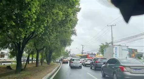 Engavetamento entre carros deixa trânsito lento na Avenida Durval de