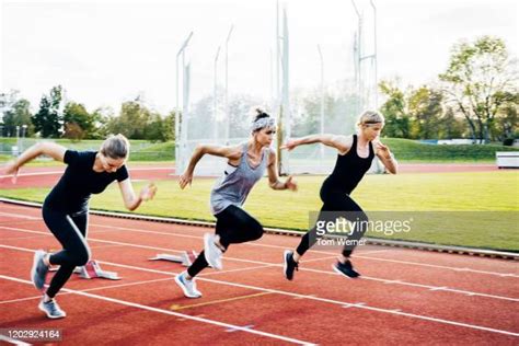 Female Sprinter In Starting Blocks Photos Et Images De Collection