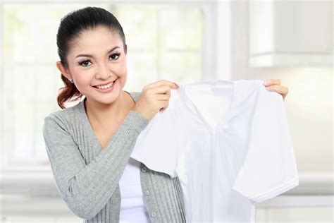 8 Tips Merawat Baju Putih Tetap Menjadi Putih Beli Pewangi