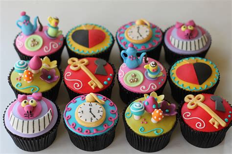 These are completely adorable, perfect for a mad hatter's tea party. Cindy Adkins...Art, Books, Tea: Alice in Wonderland Tea Party