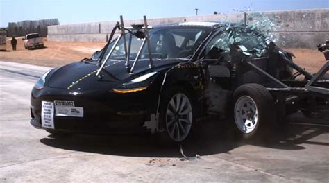 La Tesla Model 3 obtient 5 étoiles au crash test de la NHTSA