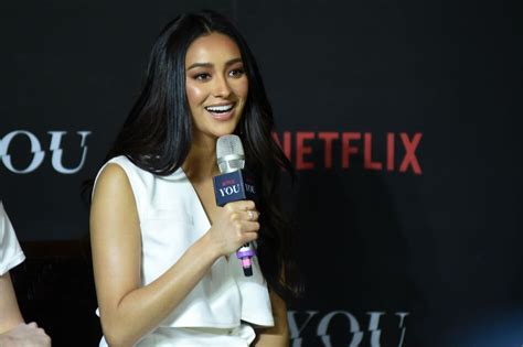 Shay Mitchell Gets You Co Star Penn Badgley To Try Halo Halo Abs