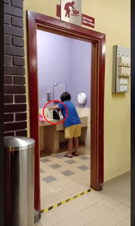 Sebaik tiba di lokasi kejadian. Viral Video Shows A Woman Giving Her Dog A Bath At Tapah R ...