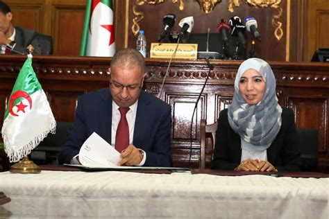ولد بومنجل في غليزان لأسرة مثقفة، ودرس في كلية دوفرييه في مدينة البليدة، حيث قابل آخرين ممن سيكونون أبطالاً في المستقبل في الثورة الجزائرية، من أمثال عبان رمضان وبن يوسف بن خدة وسعد. تنصيب الولاة المنتدبون الجدد للمقاطعة الإدارية لولاية الجزائر — النهار أونلاين
