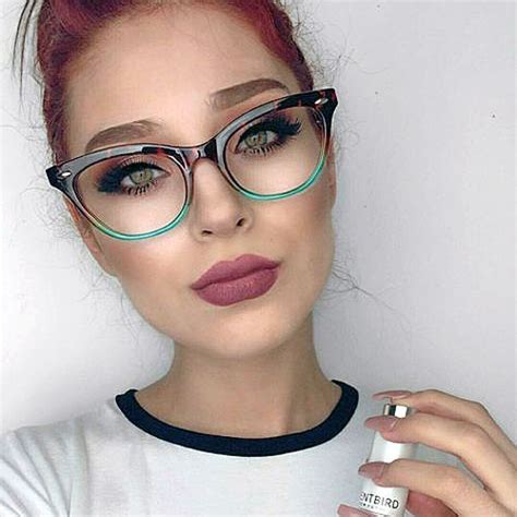Trucos de maquillaje para chicas con gafas que te harán amar tus lentes
