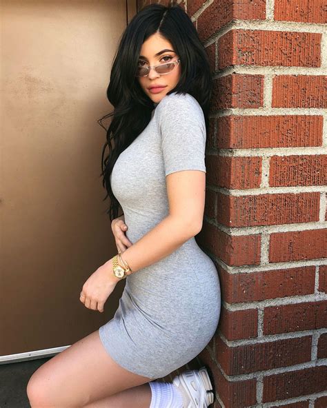 Kylie Jenner Supreme Wallpaper Kylie Jenner Styles And Outfits