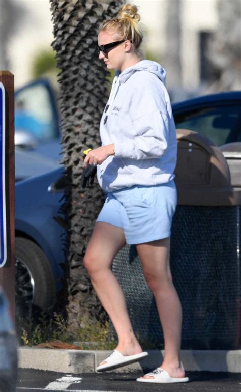 Sophie Turner In A White Flip Flops Shows Her Baby Bump Out In Santa