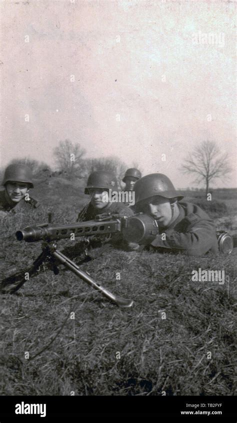 A German Mg 42 Machine Gun Hi Res Stock Photography And Images Alamy