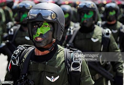 Mexican Army Paratroopers Fotografías E Imágenes De Stock Getty Images