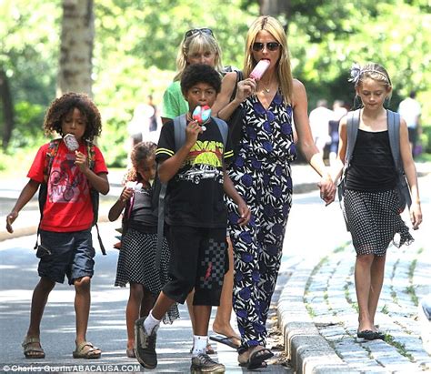 Der ganze clan ist zu sehen: Heidi Klum sports a floral jumpsuit as she treats her four ...
