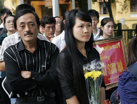 Không bi quan, chán chường, nghệ sĩ giang còi vẫn giữ tinh thần lạc quan, vui vẻ sau khi được chẩn đoán. Danh hài Giang Còi chia tay người vợ 2 kém 25 tuổi