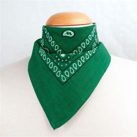 S'il est trop grand, vous pouvez le recouper un peu, mais n'oubliez pas que vous allez perdre entre 1 et 5 cm en cousant l'ourlet. Foulard bandana vert Vert - Achat / Vente echarpe ...