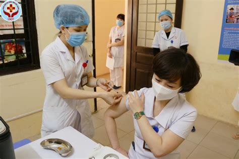 Các đối tượng đủ điều kiện tiêm chủng. TIÊM VẮC XIN PHÒNG COVID-19 CHO CÁN BỘ, NHÂN VIÊN BỆNH ...