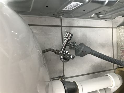 Wasserschlauch an den wasserhahn anschließen. Waschmaschine am Waschbecken anschliessen? (Handwerker ...