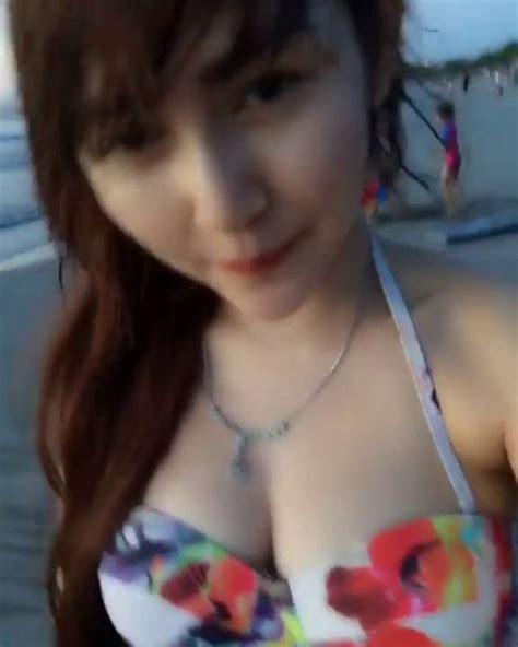 Woo Hot Sexy Winny Putri Lubis Liburan Di Pantai Kuta Bali Youtube