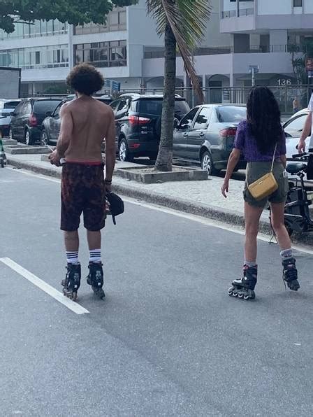Owhana #vlogmas2020 ✨ owhana family ✨. Claudia Ohana anda de patins com o novo namorado no Rio