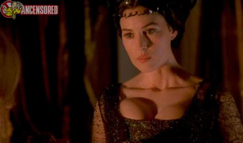 Naked Monica Bellucci In The Brotherhood Of The Wolf