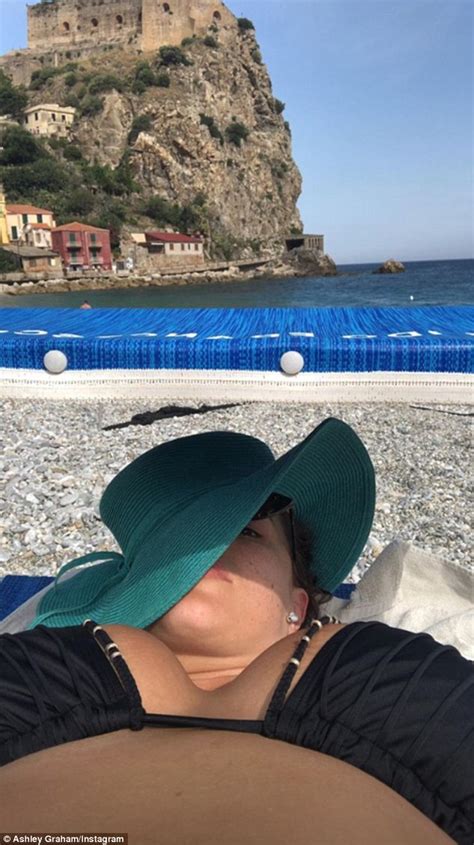 Ashley Graham Flaunts Figure In Bikini While Vacationing In Italy Daily Mail Online