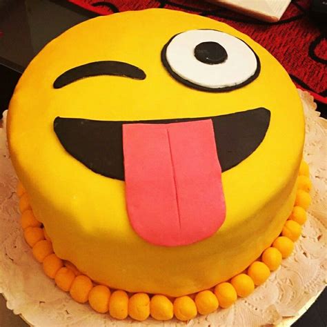 Emoji Cake Birthday Party Cake Ideas Pinterest Gâteau Fêtes Et Gâteau Emoji