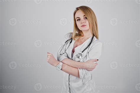 enfermera médico sexy rubia con estetoscopio aislado sobre fondo blanco 10496077 foto de stock