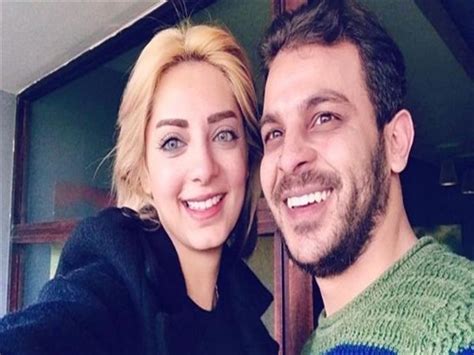 يتواجد الزوجان محمد رشاد ومي حلمي خلال هذه الأيام، في دولة الإمارات العربية المتحدة، من أجل تمضية شهر العسل هناك، بعد احتفالهما زفاف رشاد ومي أقيم مساء السبت 23 مارس/آذار، في أحد فنادق منطقة 6 أكتوبر، واقتصر الحفل على حضور أفراد أسرة العروسين وأصدقائهما. محمد رشاد ومي حلمي مع عمرو أديب: "عملنا تمويه عشان الفرح يعد | مصراوى
