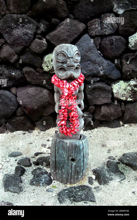 Ancient Tiki Stands Guard At The Beach Of Puuhonua O Honaunau National Historical Park On The