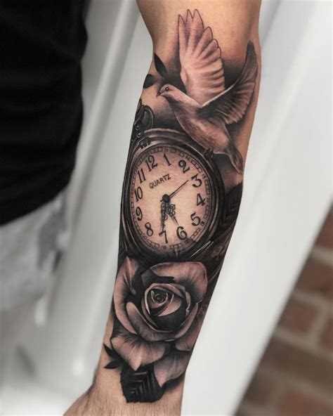 Tatouage lettrage bras homme voici une petite suggestion pour réaliser votre tatouage lettrage bras homme : 100 Tatouages d'Horloge pour Homme | TATOUEZ